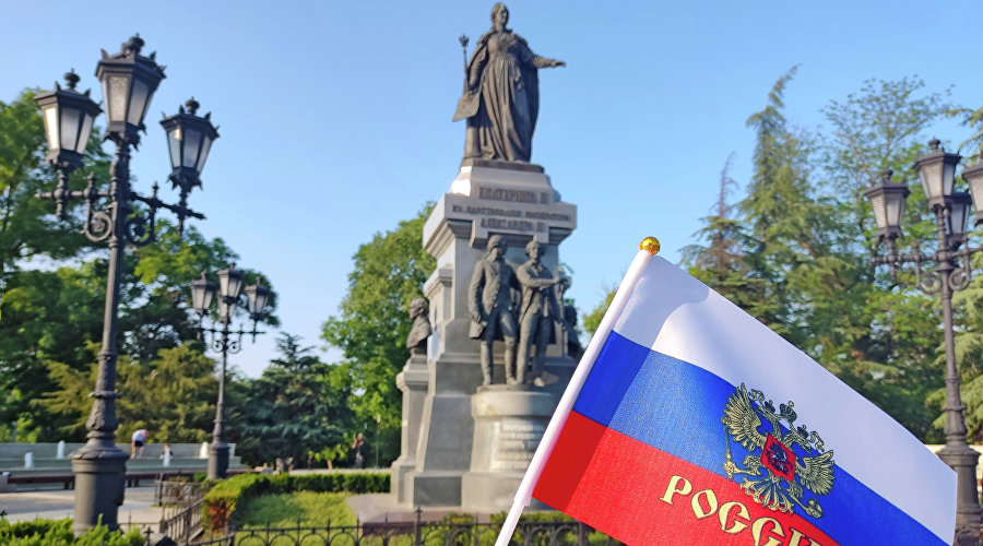 Флаг России и памятник Екатерине II