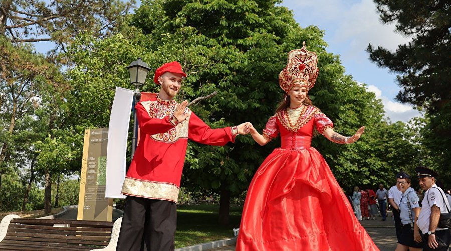 Ходулисты на территории мемориального комплекса «Малахов курган»