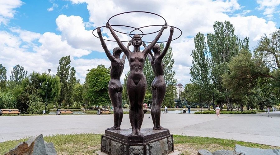 Скульптура «Три грации» в парке им. Ю.А. Гагарина в Симферополе