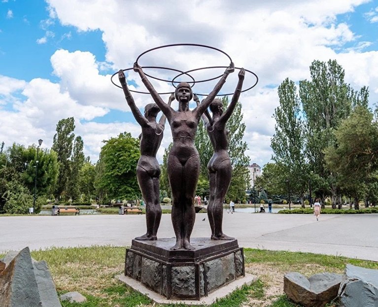 Скульптура «Три грации» в парке им. Ю.А. Гагарина в Симферополе
