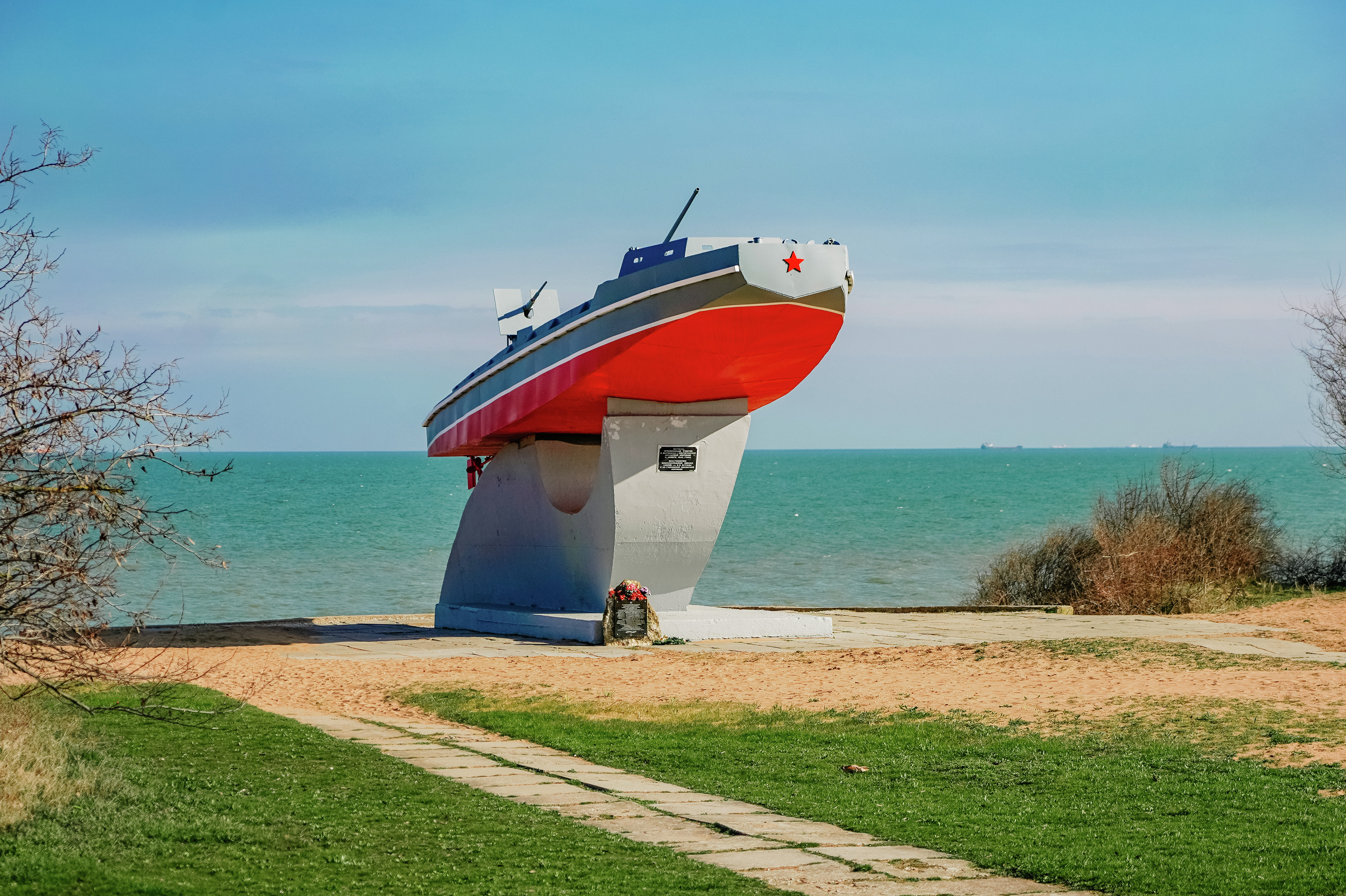 Мотобот возле Музея истории Керченско-Эльтигенского десанта 