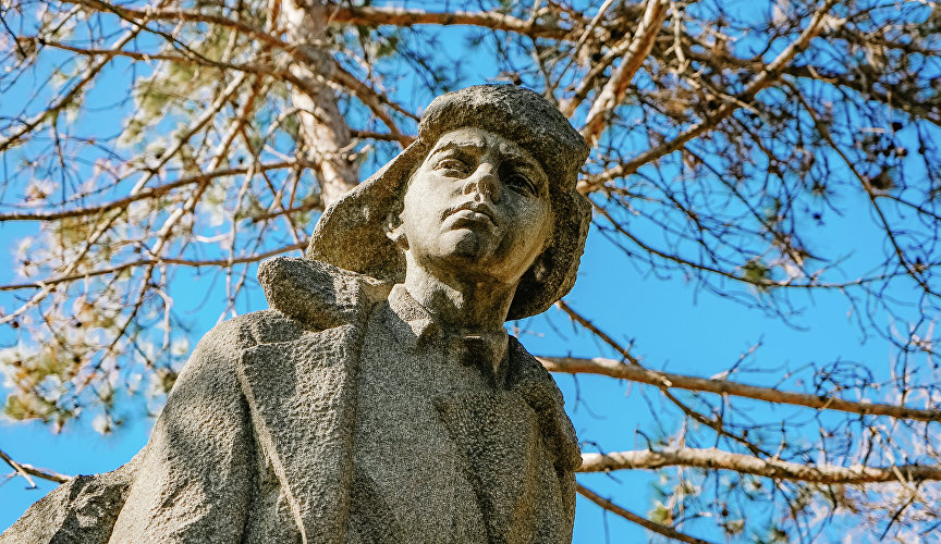 Памятник Володе Дубинину
