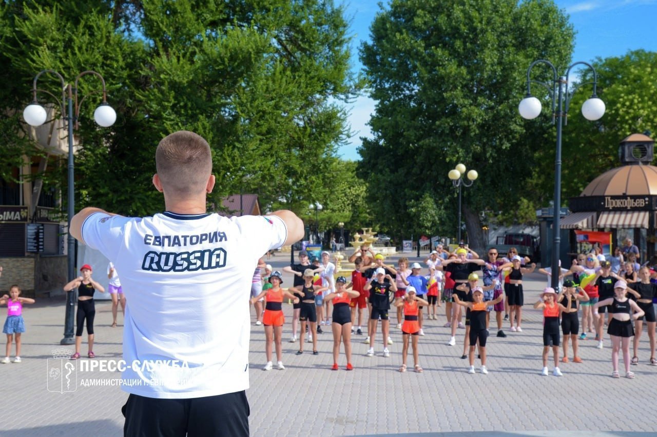 Массовая утренняя зарядка в Евпатории