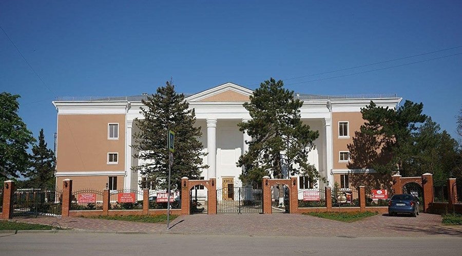 Здание бывшего Дворца культуры Сакского химического завода