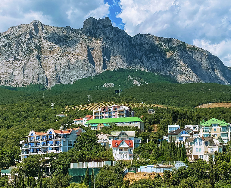 Вид с территории санатория «Ай-Петри» 