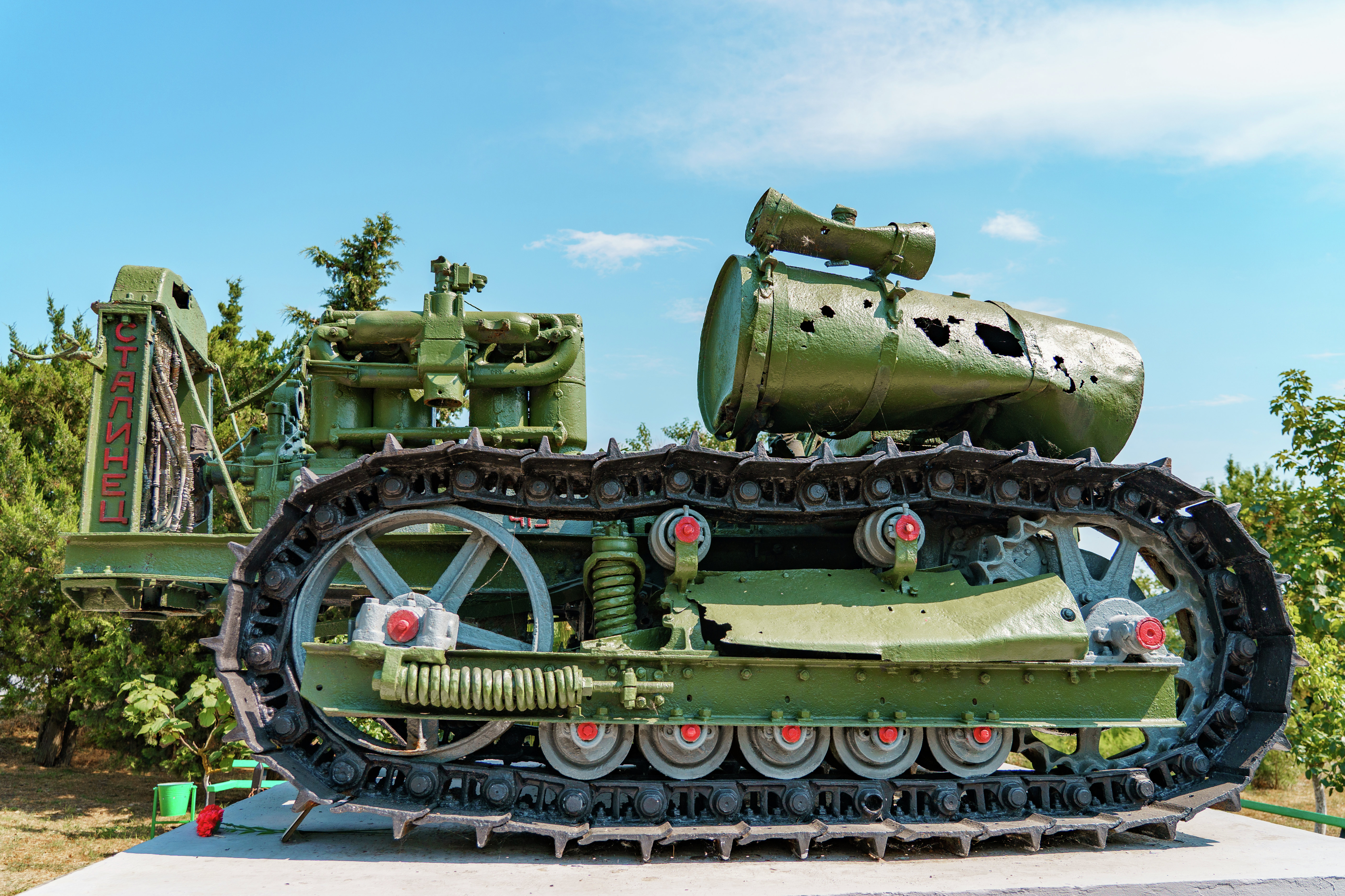 Памятник трактору-тягачу ЧТЗ С-60 &amp;laquo;Сталинец&amp;raquo; в Керчи