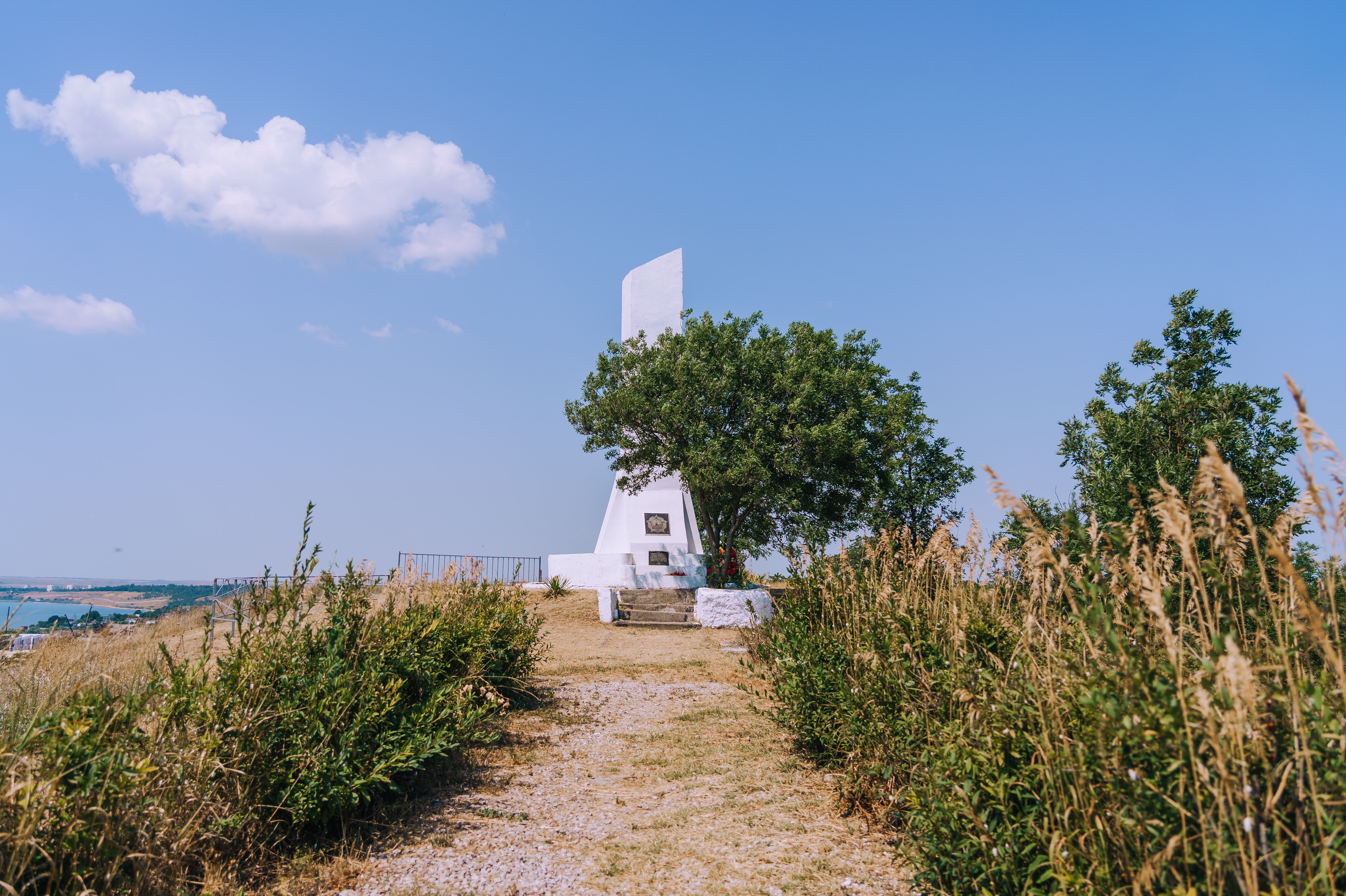 Памятник морякам Керченской военно-морской базы и казакам 72-й Кубанской кавалерийской дивизии