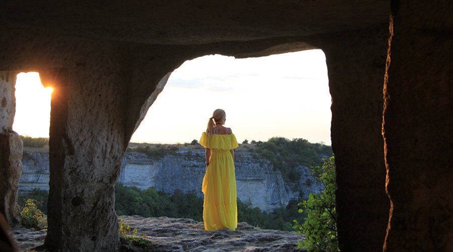 Девушка в пещерном городе Крыма