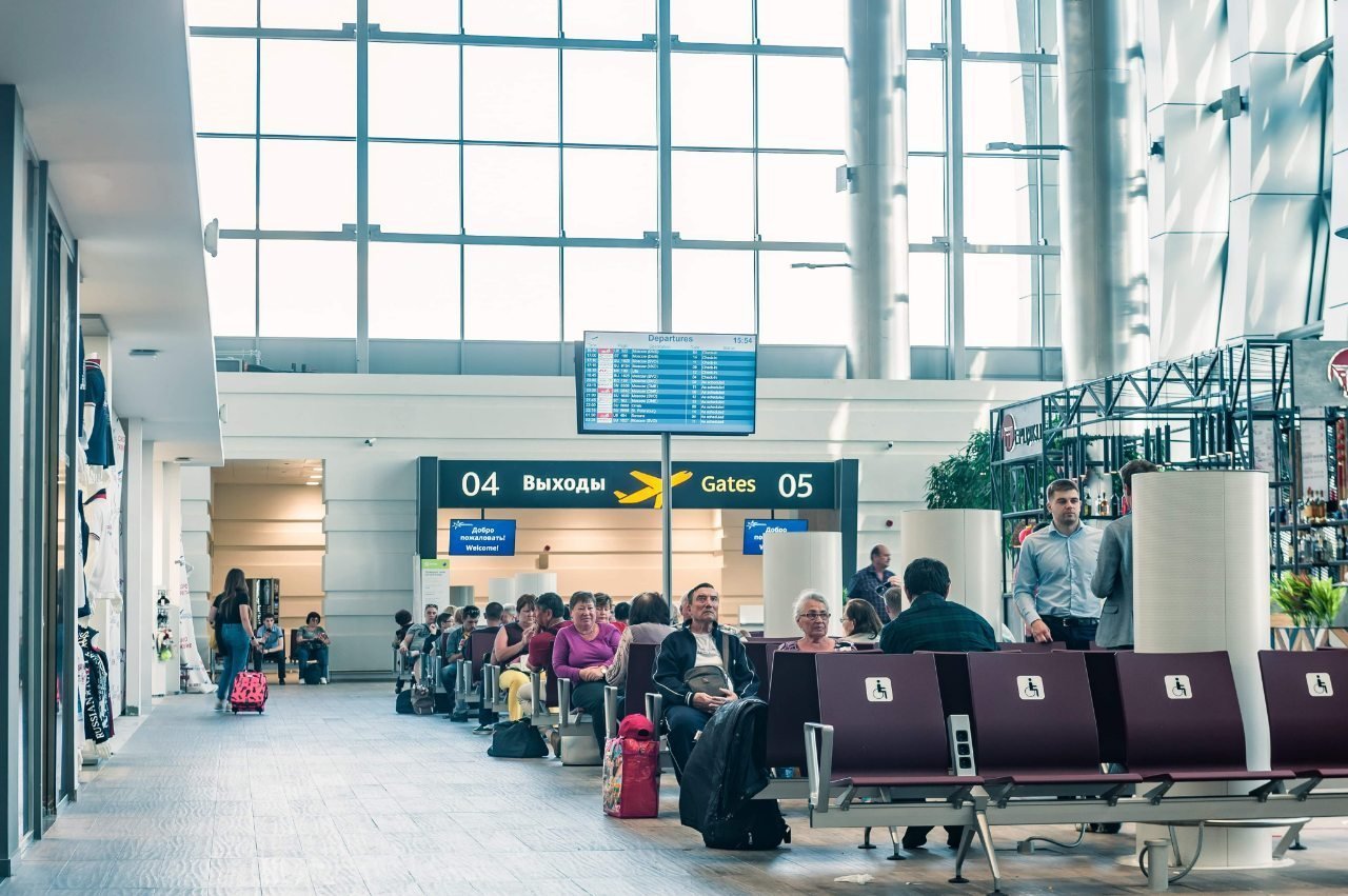 Места в зале ожидания аэропорта Симферополь для пассажиров с ограниченными возможностями