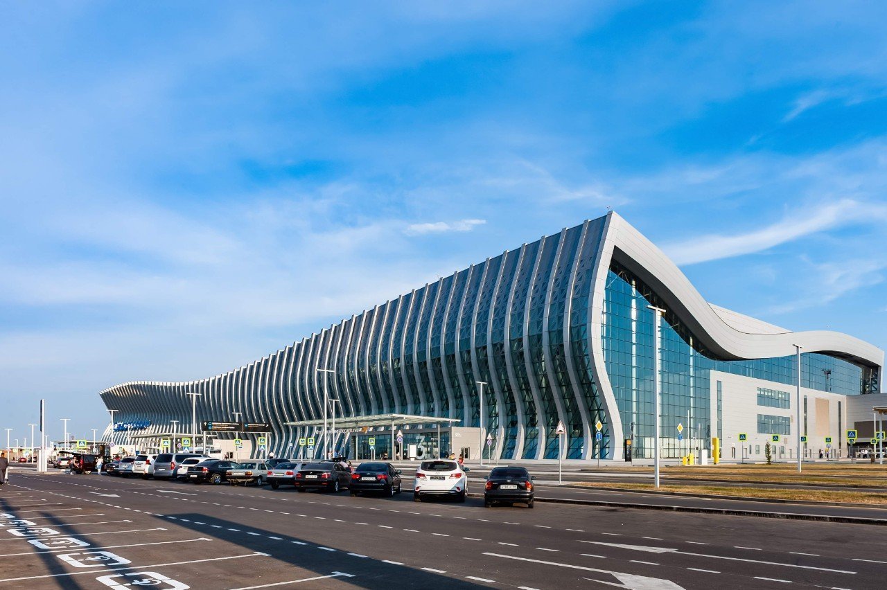 Парковочные места для людей с ограниченными возможностями у аэропорта Симферополь