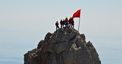 Водружение копии Знамени Победы на Ай-Петри