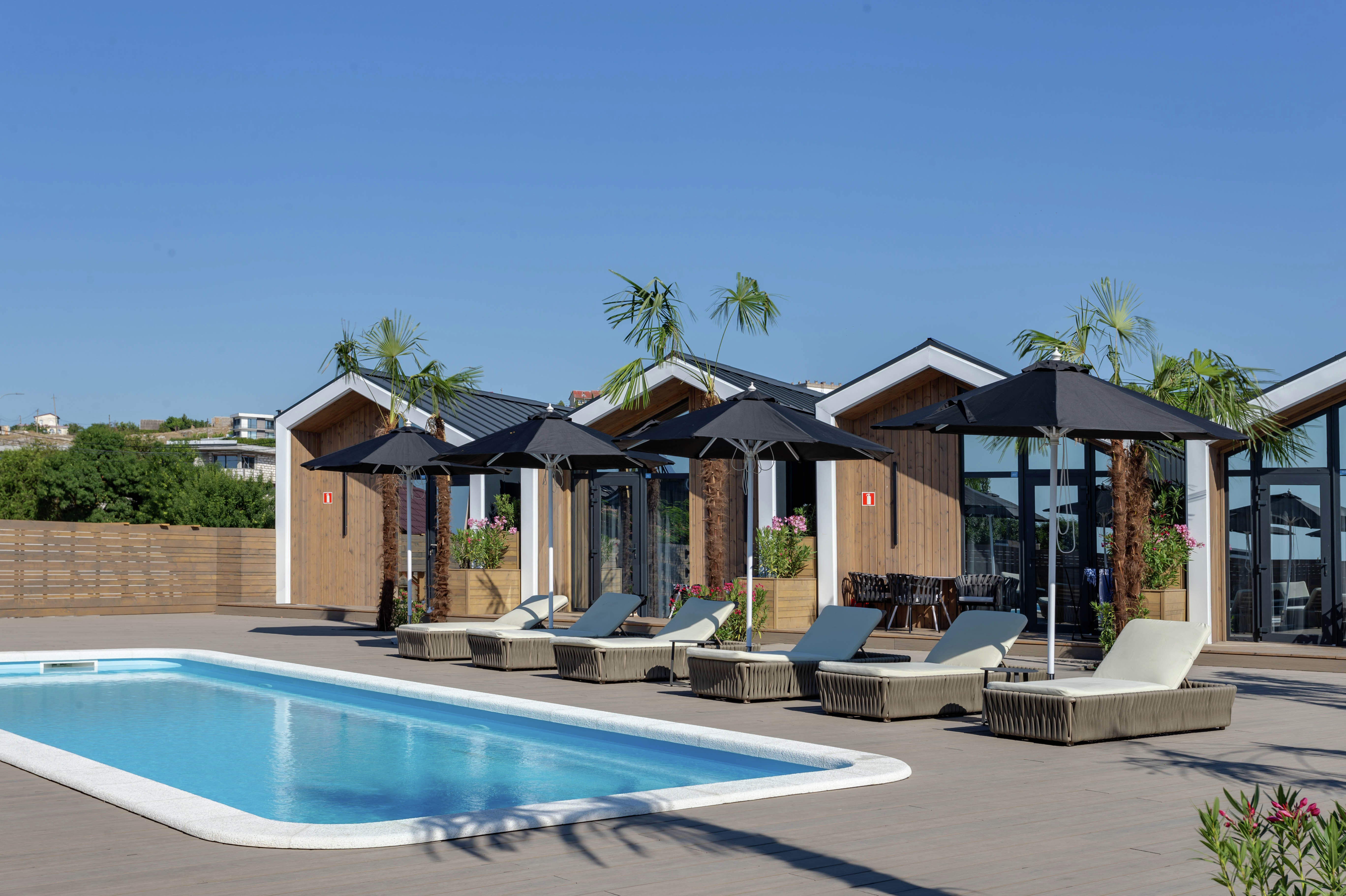 Номер категории джуниор с бассейном в отеле Riga Village Resort