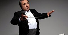 Художественный руководитель и главный дирижер Крымского академического симфонического оркестра Александр Долинский