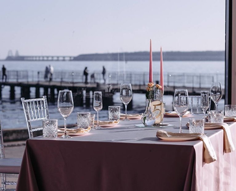 Кафе «LETKA на набережной» с видом на Крымский мост