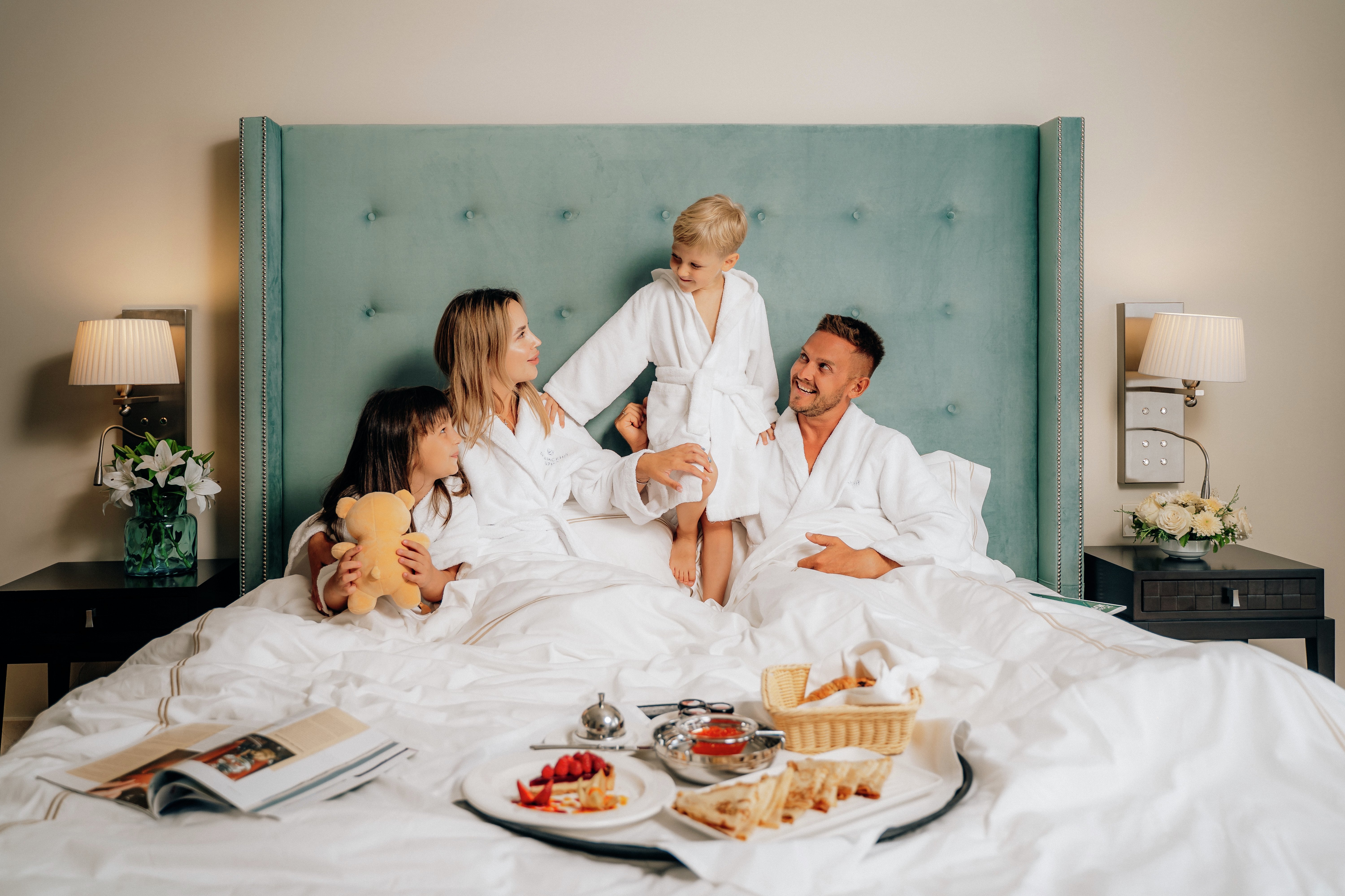 Семья на отдыхе в отеле «Крымский Бриз Hotel & Villas» Семья на отдыхе в отеле «Крымский Бриз Hotel & Villas»