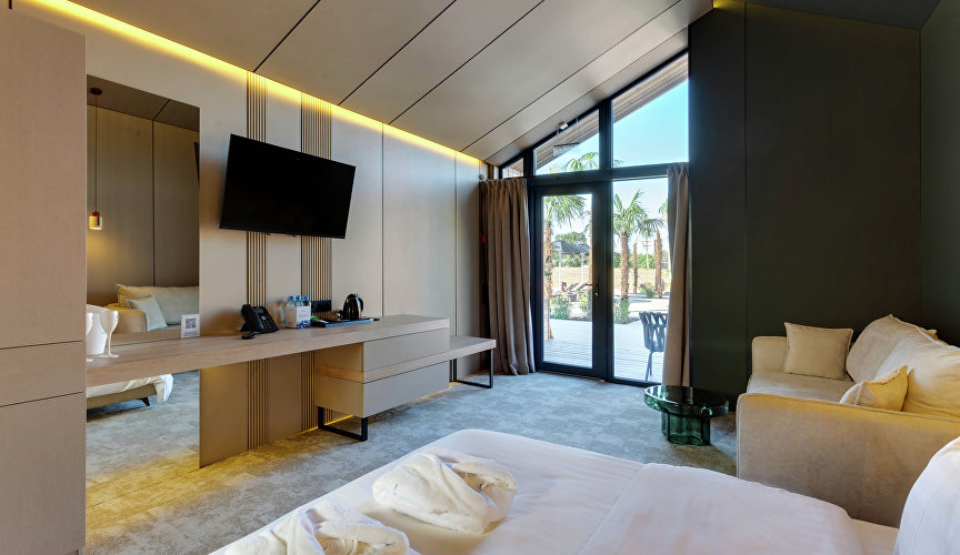 Джуниор с бассейном в отеле Riga Village Resort