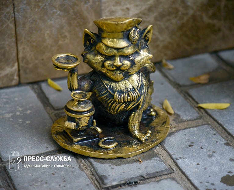 Фигурка кота в Евпатории 