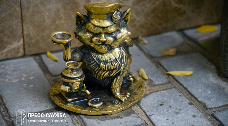 Фигурка кота в Евпатории