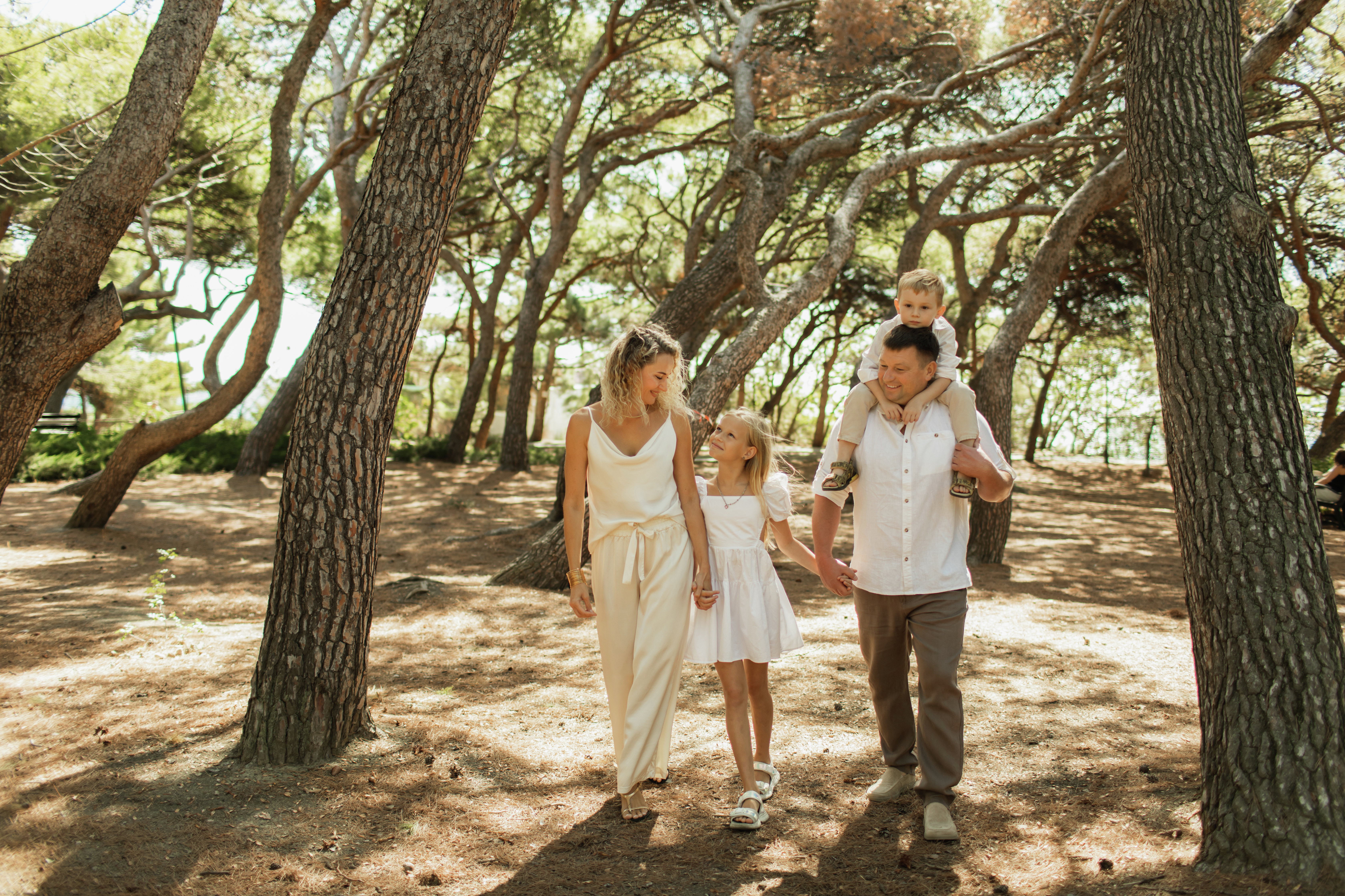 Отдыхающие в парке санатория «Форос»  Отдыхающие в парке санатория «Форос»