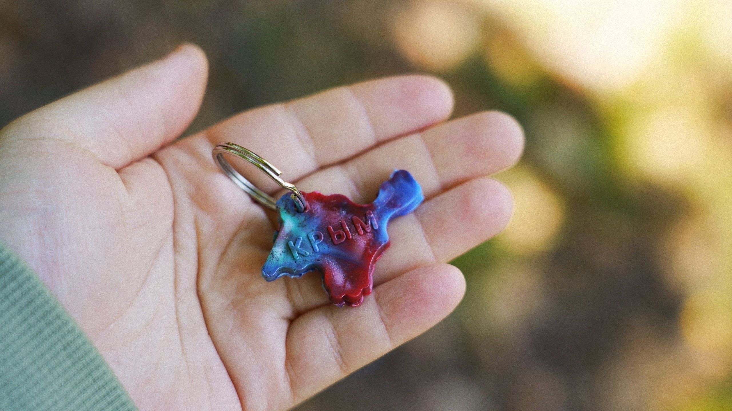 Брелок из переработанного пластика