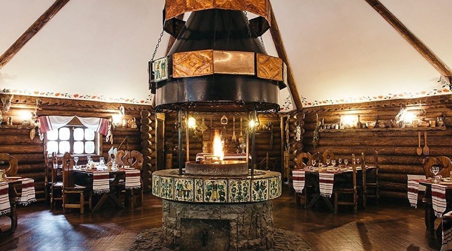 Зал с камином в ресторане «Горный ручей»