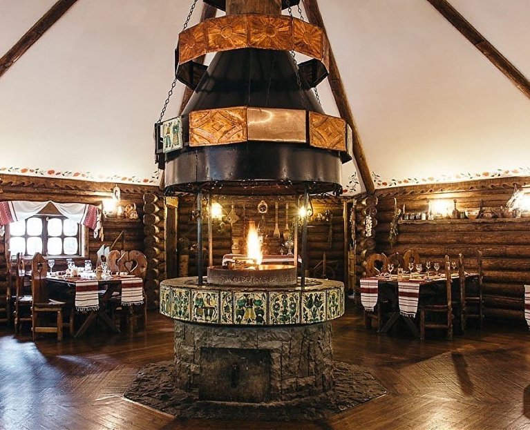 Зал с камином в ресторане «Горный ручей»