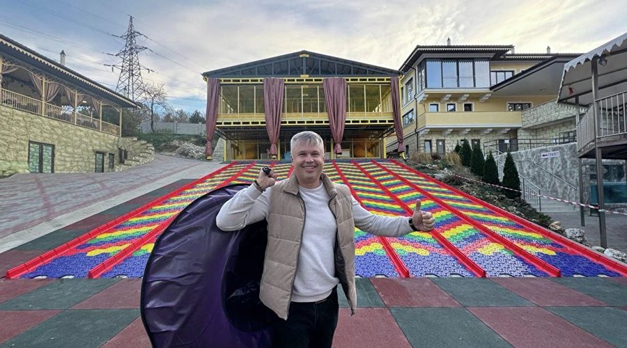 Горки с тюбинговым покрытием в Бахчисарайском парке миниатюр Горки с тюбинговым покрытием в Бахчисарайском парке миниатюр