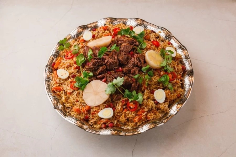 Блюдо в восточном бистро «Плов» Блюдо в восточном бистро «Плов»