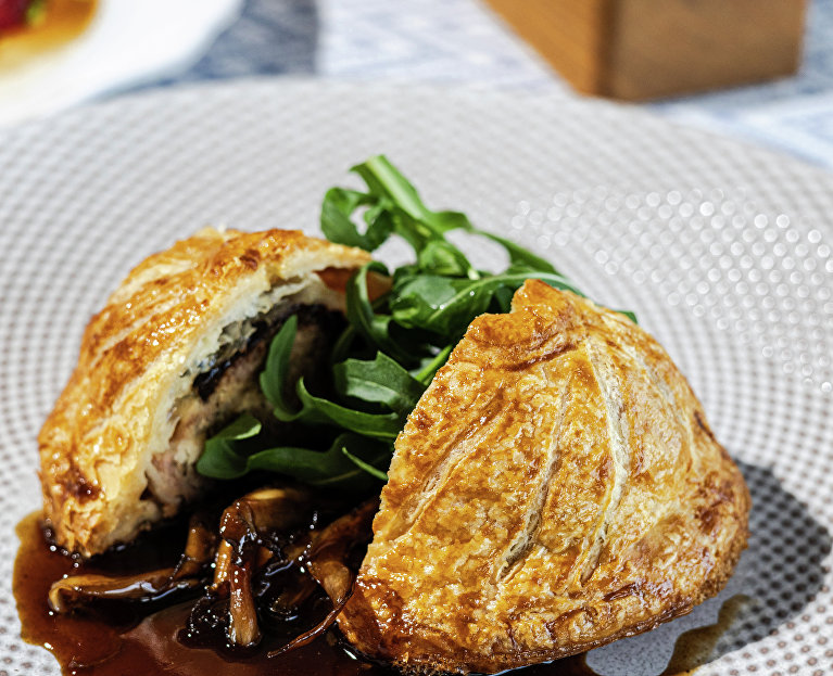 Пирог с томлёной уткой и соусом демиглас
