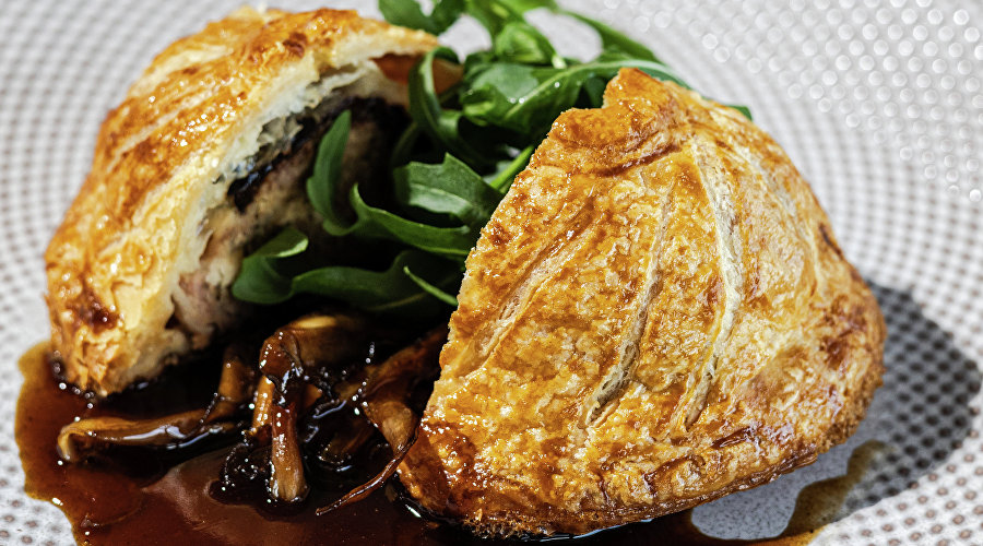 Пирог с томлёной уткой и соусом демиглас