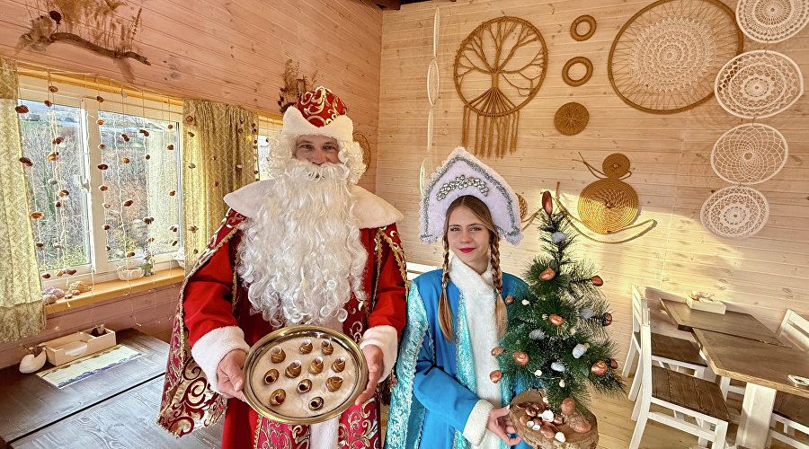 Дед Мороз и Снегурочка на улиточной ферме «Мама Дёма»