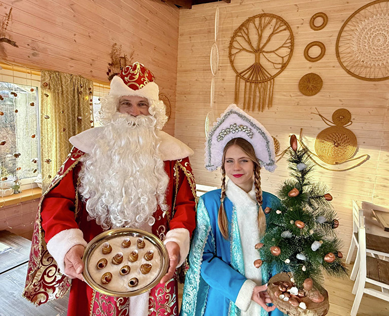 Дед Мороз и Снегурочка на улиточной ферме «Мама Дёма» 