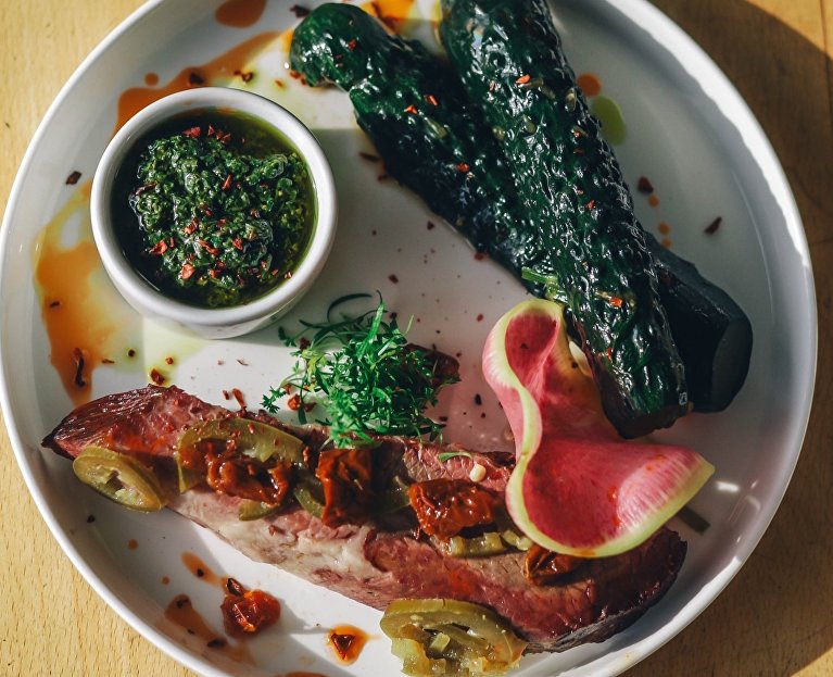 Брискет с битыми огурцами 