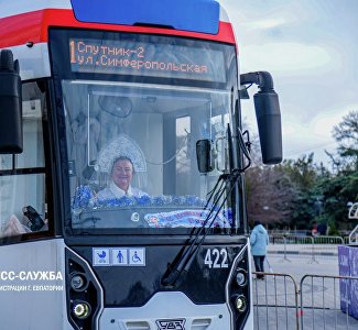 В Евпатории на маршруты вышли новогодние трамваи с водителями-Снегурочками