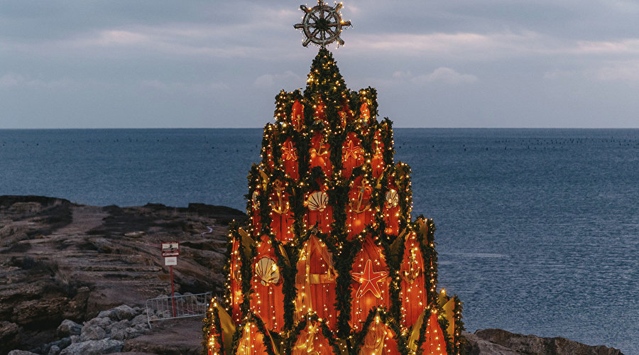 Ёлка из старинных лодок и декоративных якорей