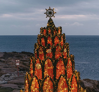 В Судаке установили восьмиметровую ёлку из лодок и якорей