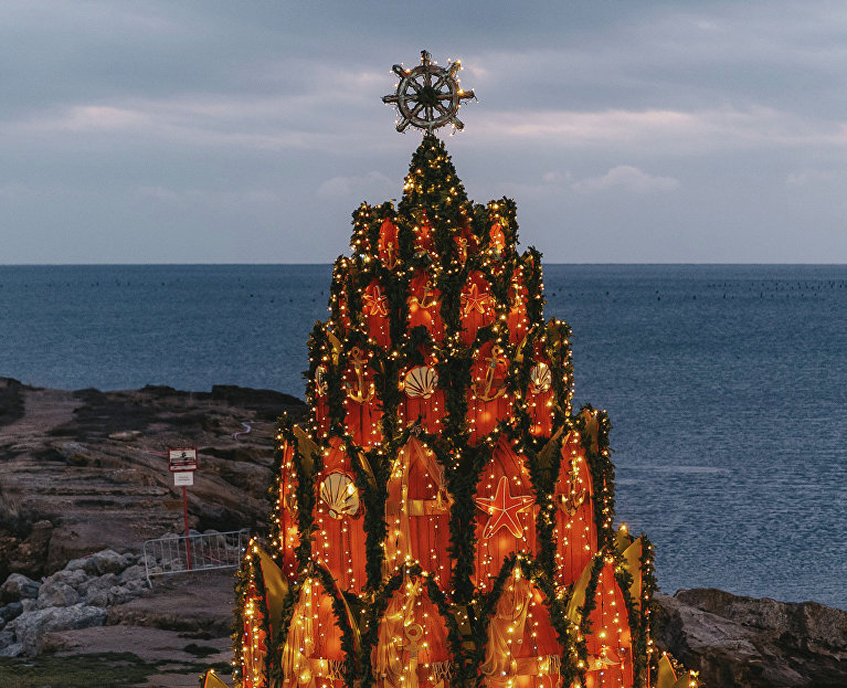 Ёлка из старинных лодок и декоративных якорей