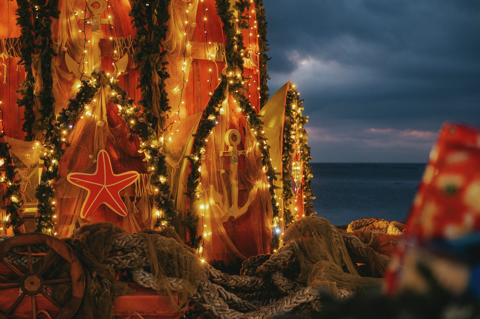 Ёлка из старинных лодок и декоративных якорей