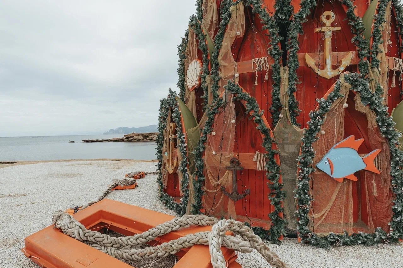 Ёлка из старинных лодок и декоративных якорей