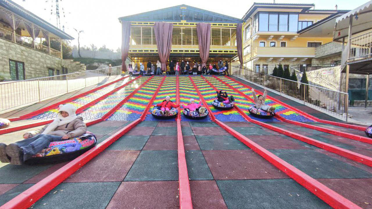 Горки с тюбинговым покрытием в Бахчисарайском парке миниатюр