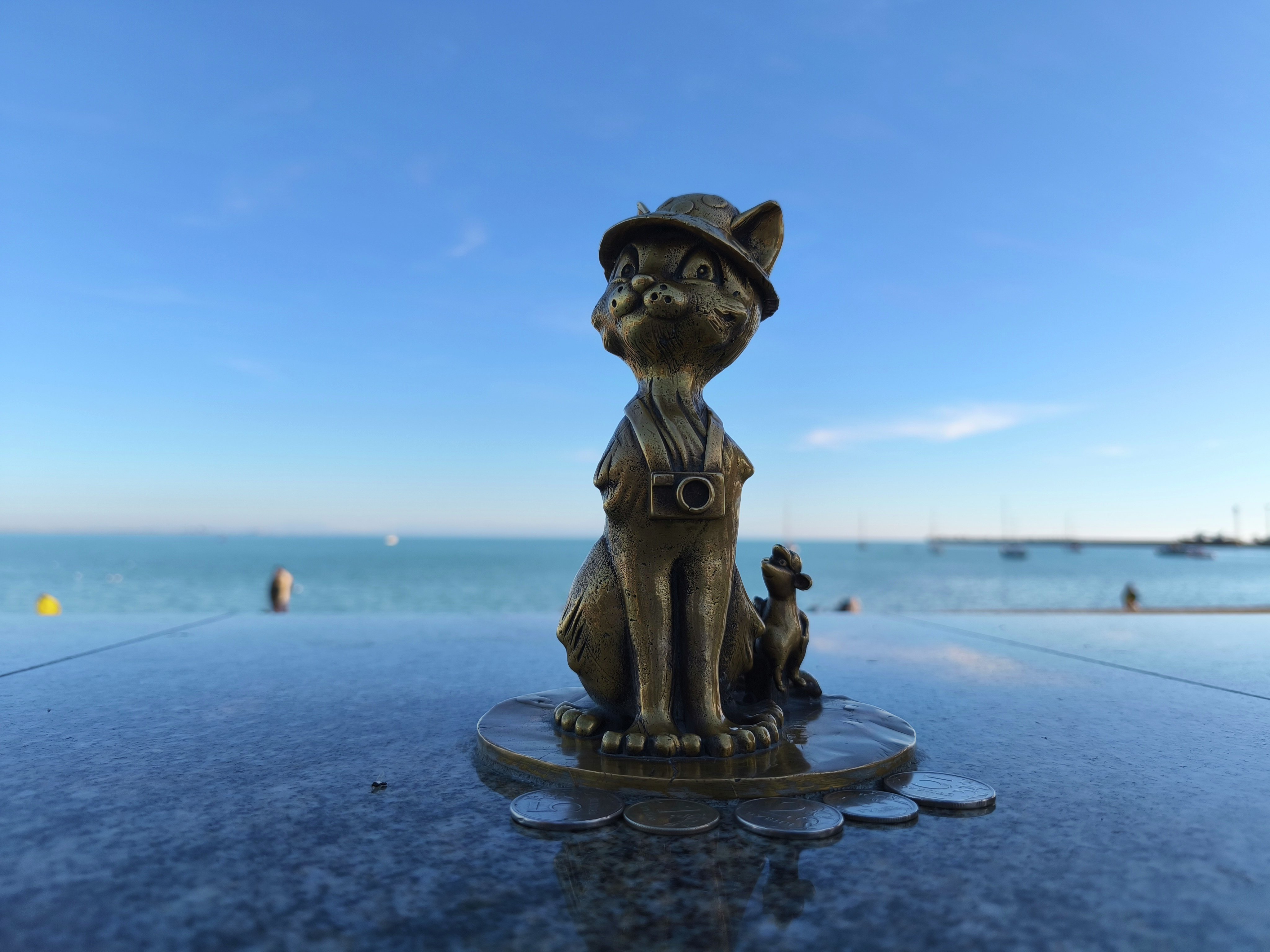 Бронзовая фигурка котика-туриста в Евпатории