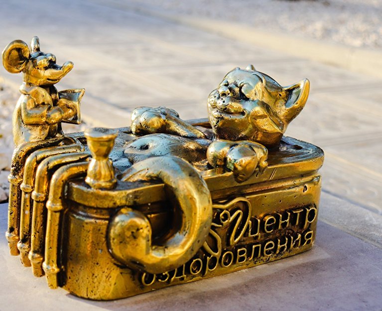 Бронзовая скульптура кота-курортника Кузи