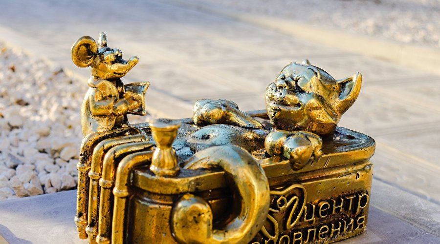 Бронзовая скульптура кота-курортника Кузи