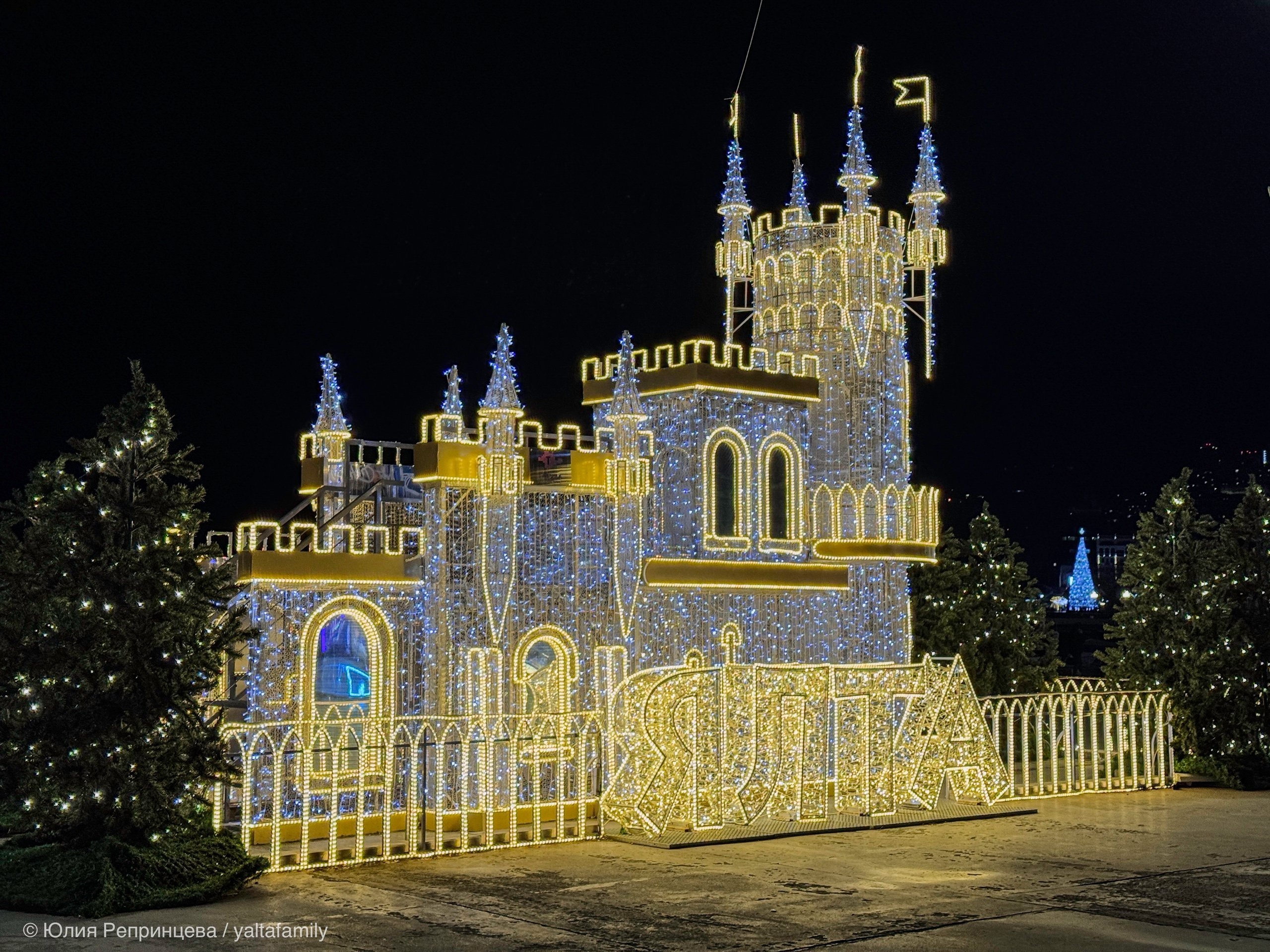 Новогодняя инсталяция на набережной Ялты
