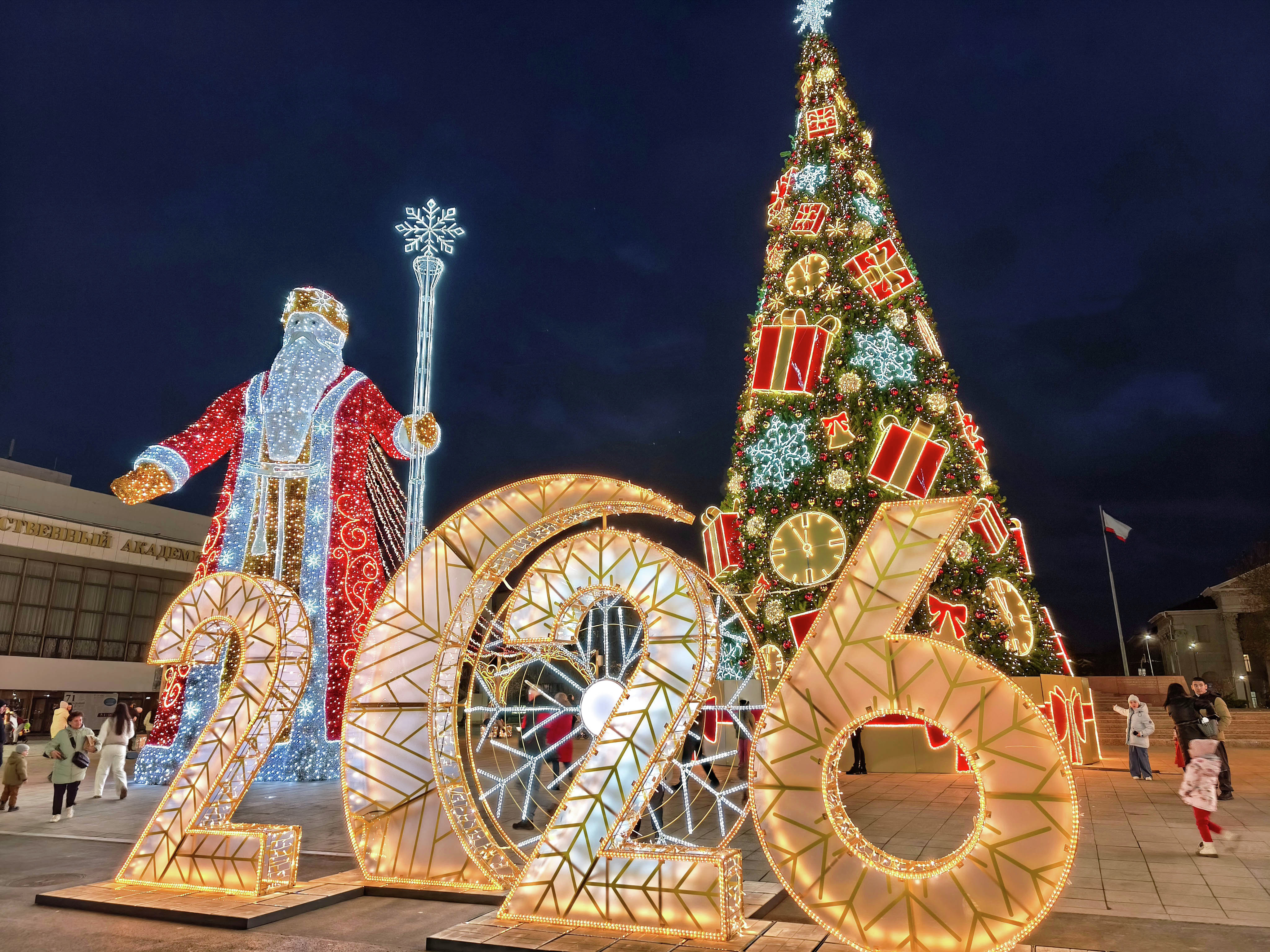 Ёлка и новогодние инсталляции на площади им. Ленина в Симферополе