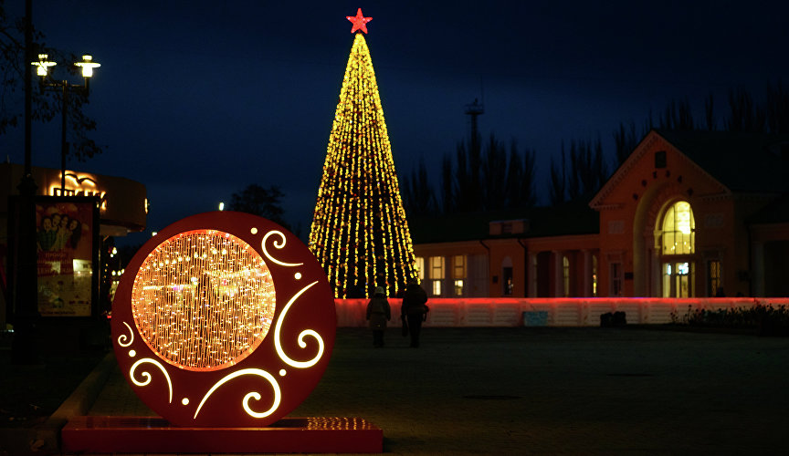 Ёлка и новогодняя фотозона на Привокзальной площади в Феодосии