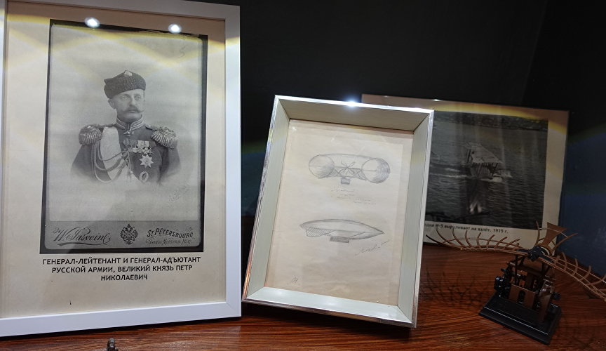 Экспонаты выставки «Романовы. Рождение русских крыльев»