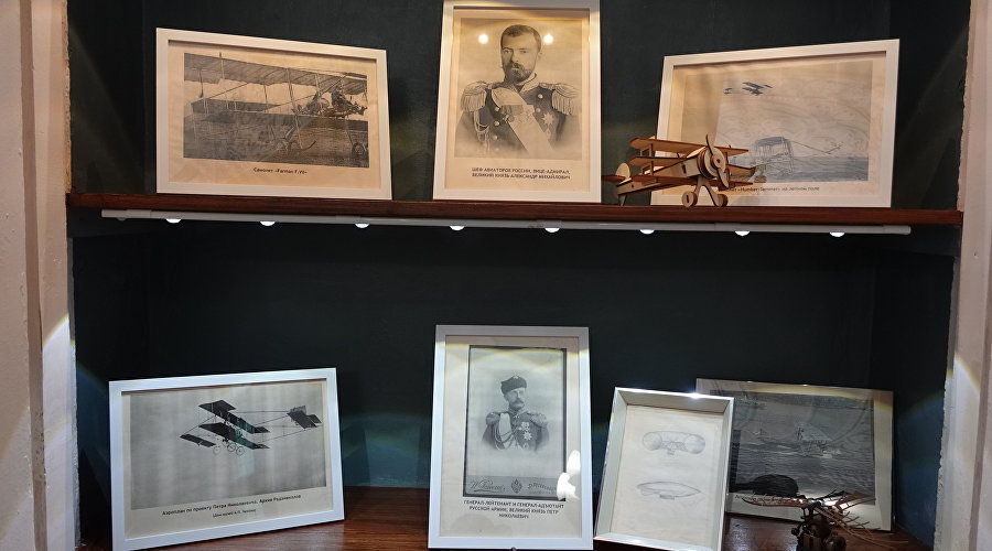 Экспонаты выставки «Романовы. Рождение русских крыльев»