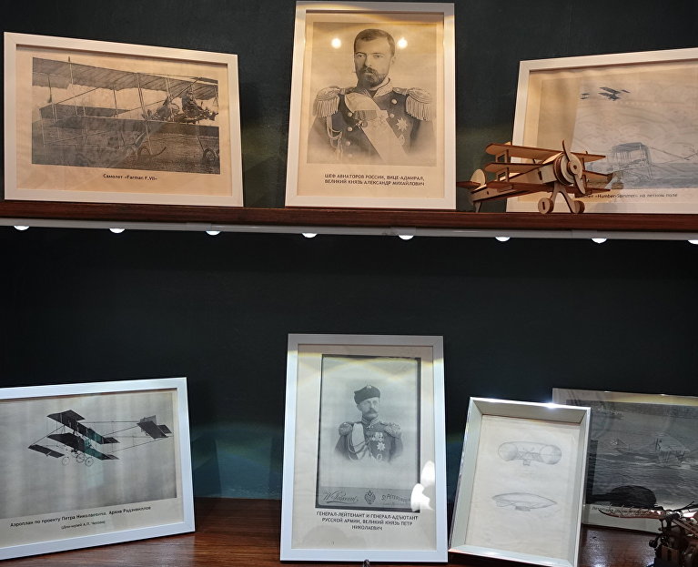 Экспонаты выставки «Романовы. Рождение русских крыльев»