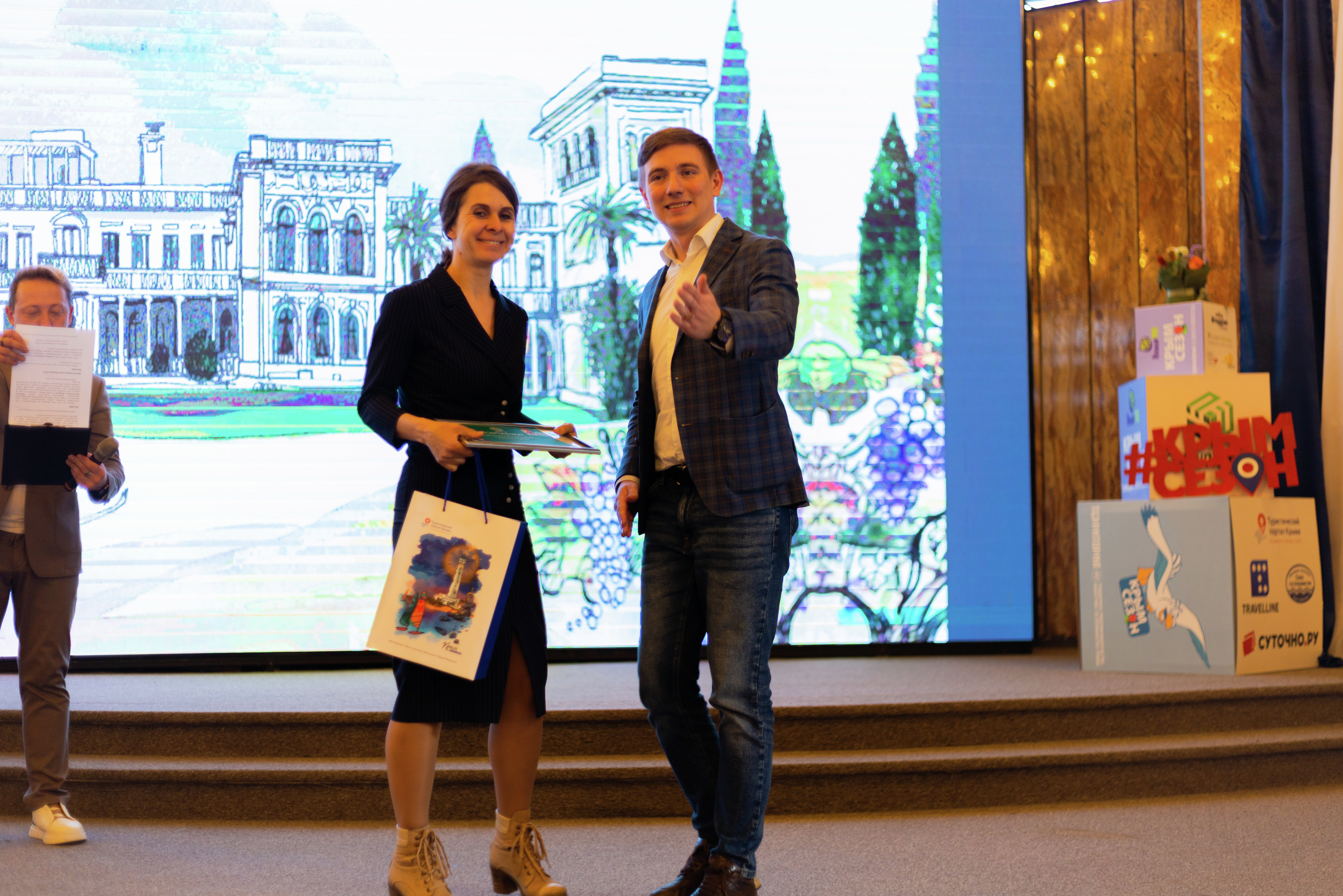 Экскурсовод Марина Тищенко и директор АНО &amp;laquo;Крымский туристский центр&amp;raquo; Михаил Назаров 